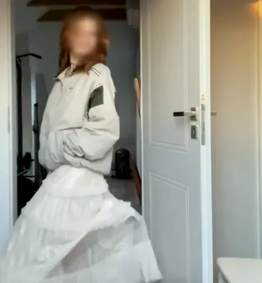 Esra, 20