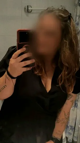 Manuela, 35